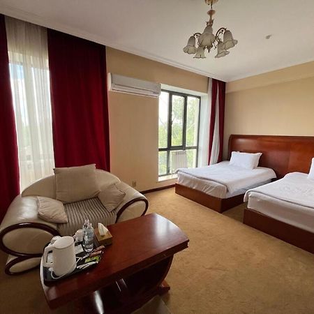 Hotel Luxurious Taraz Esterno foto