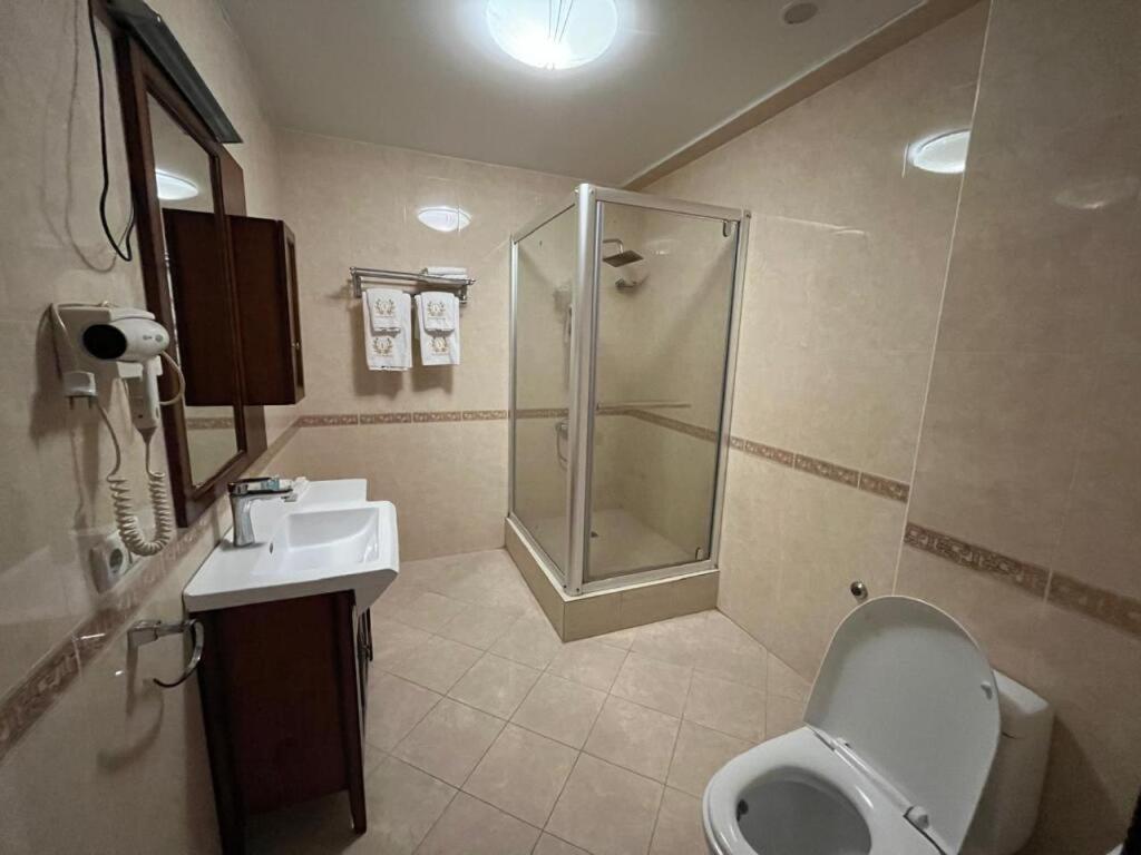 Hotel Luxurious Taraz Esterno foto