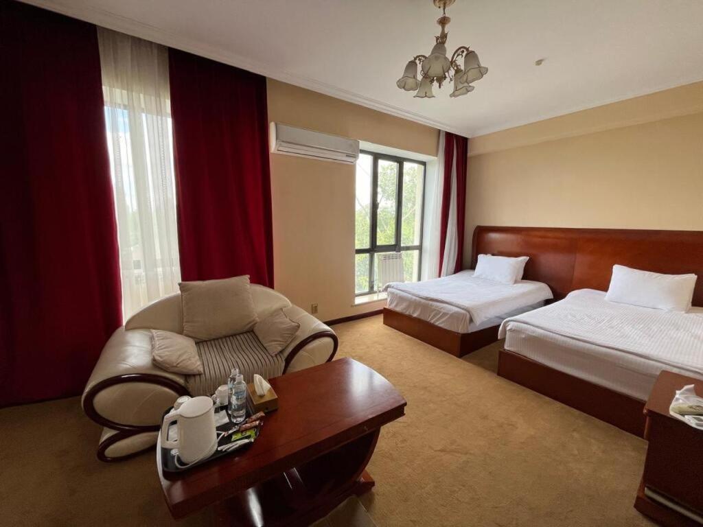 Hotel Luxurious Taraz Esterno foto