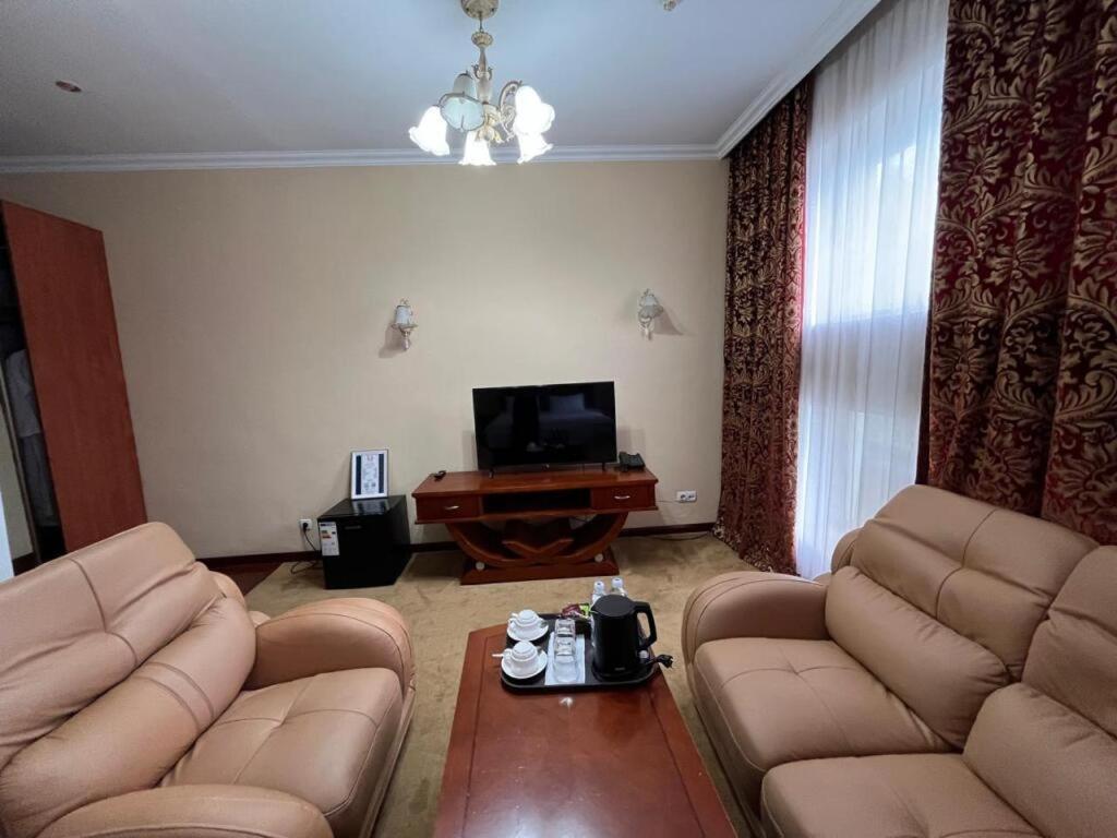 Hotel Luxurious Taraz Esterno foto