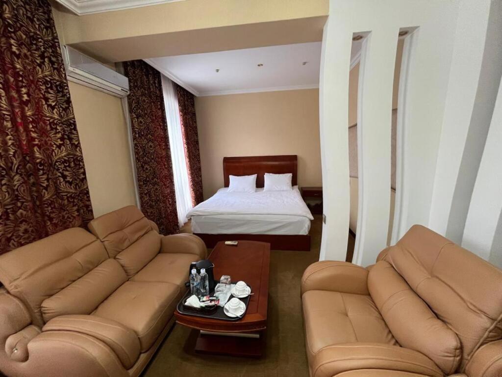 Hotel Luxurious Taraz Esterno foto