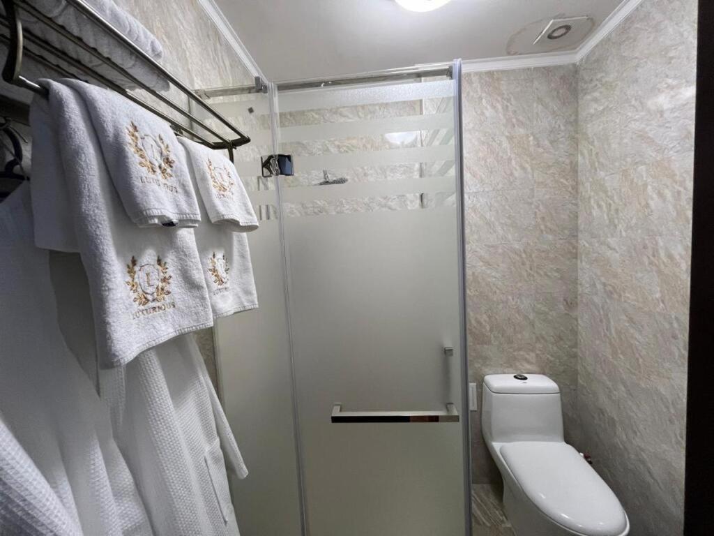 Hotel Luxurious Taraz Esterno foto