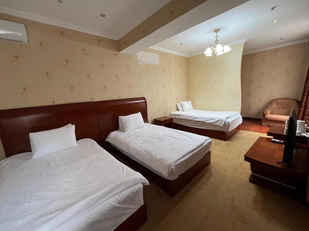 Hotel Luxurious Taraz Esterno foto