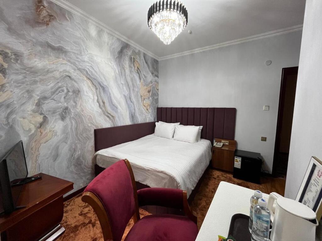 Hotel Luxurious Taraz Esterno foto