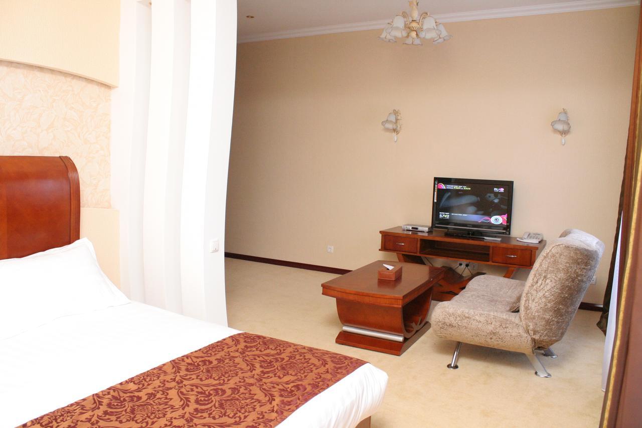Hotel Luxurious Taraz Esterno foto