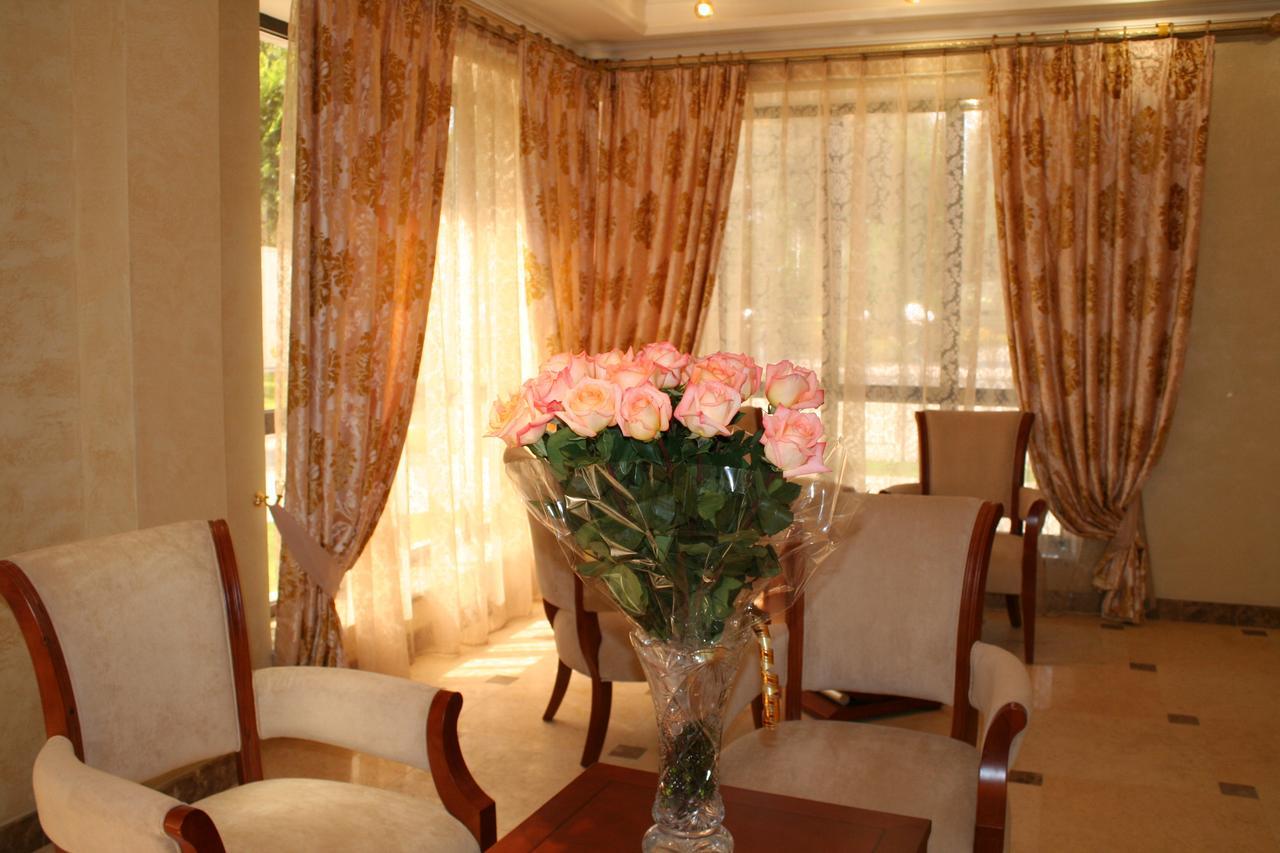 Hotel Luxurious Taraz Esterno foto