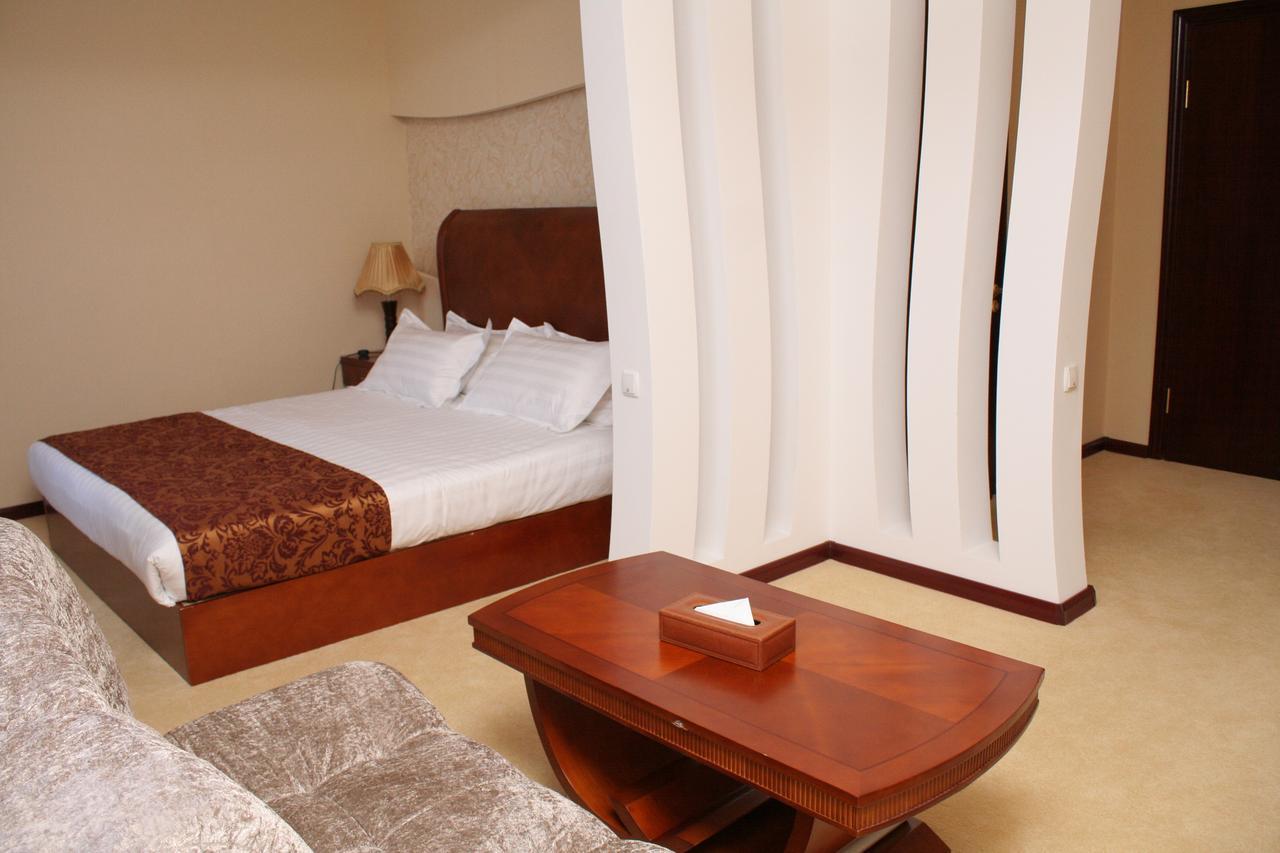 Hotel Luxurious Taraz Esterno foto