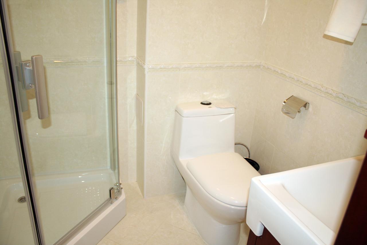 Hotel Luxurious Taraz Esterno foto