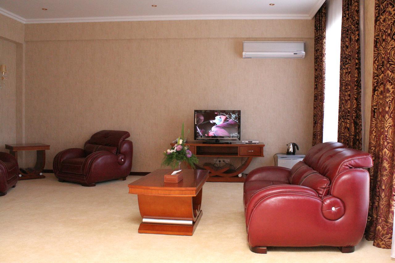 Hotel Luxurious Taraz Esterno foto