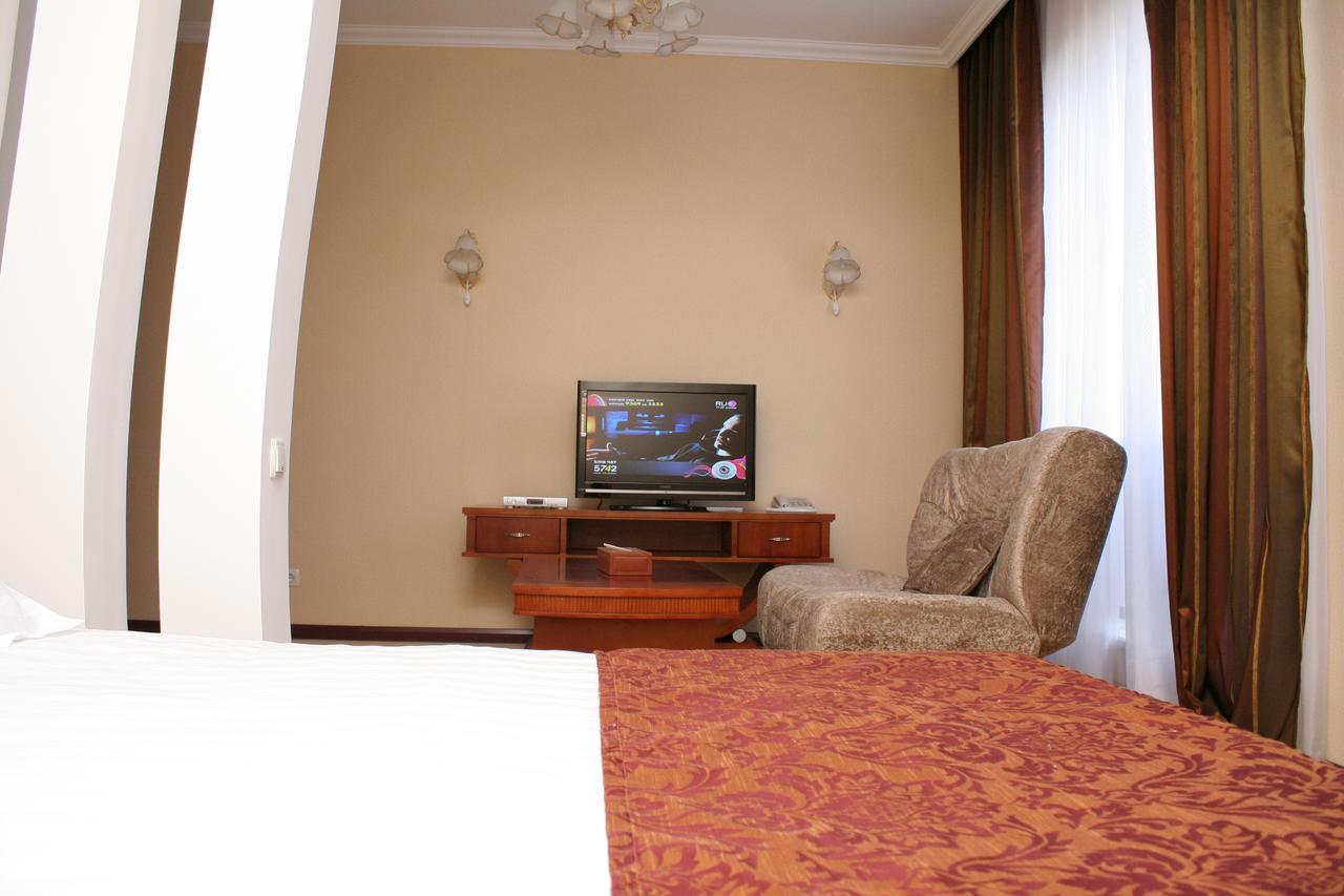 Hotel Luxurious Taraz Esterno foto