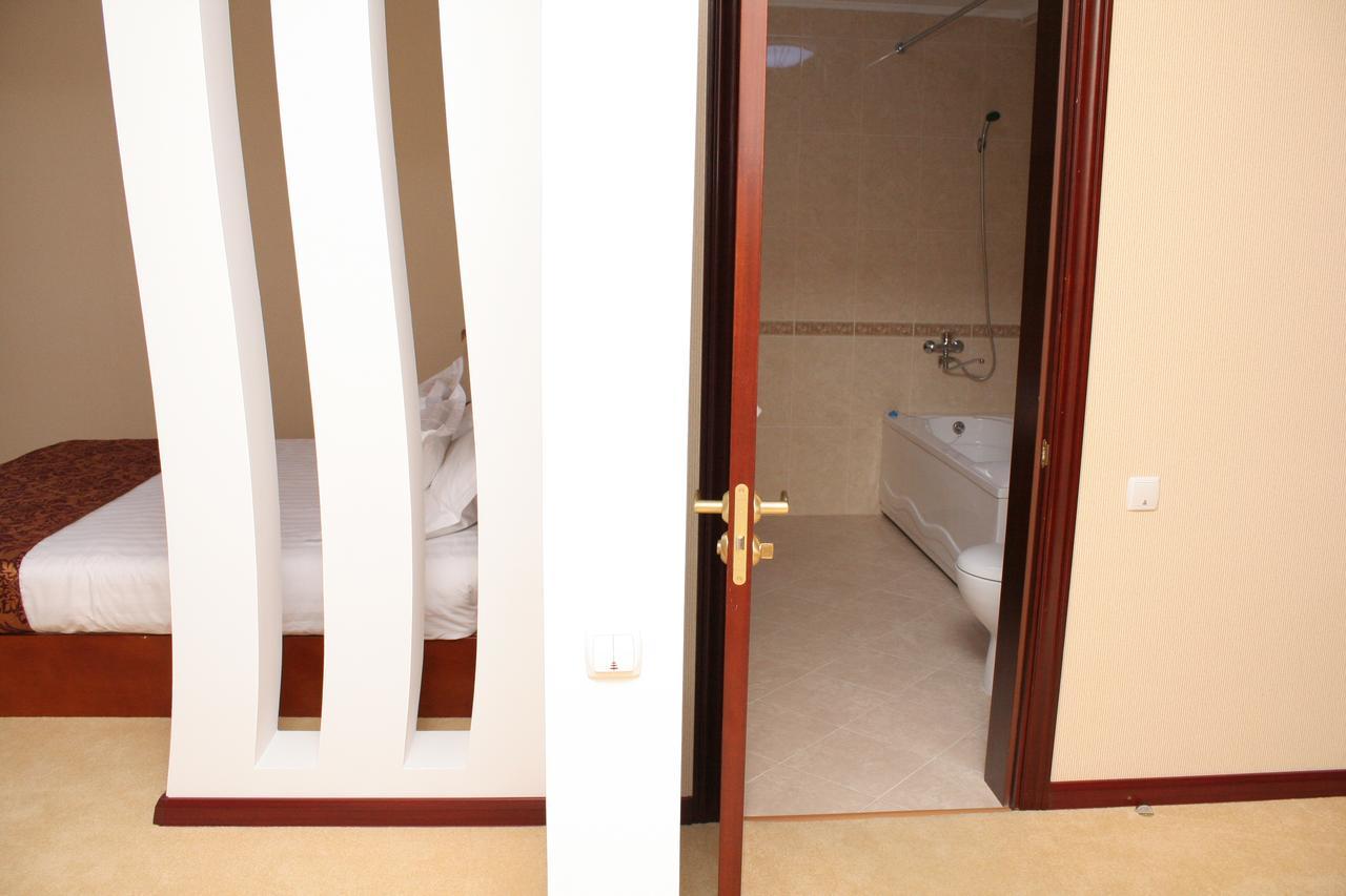 Hotel Luxurious Taraz Esterno foto