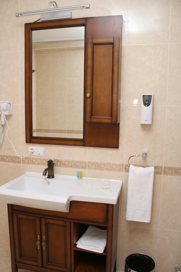 Hotel Luxurious Taraz Esterno foto